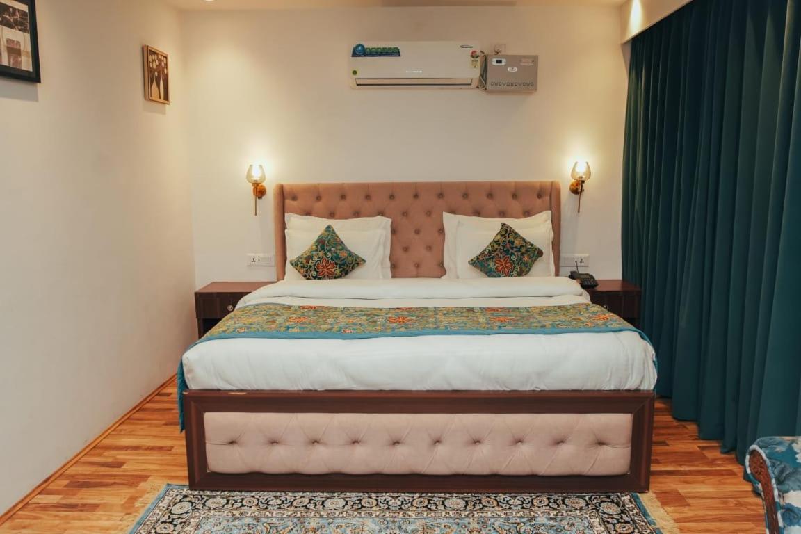 Srinagar Group Of Hotels Buitenkant foto