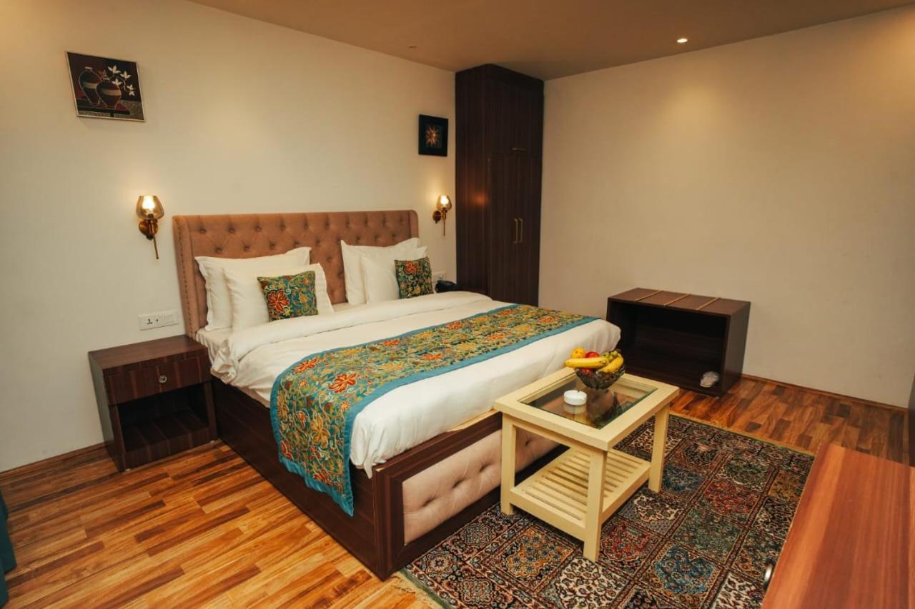 Srinagar Group Of Hotels Buitenkant foto