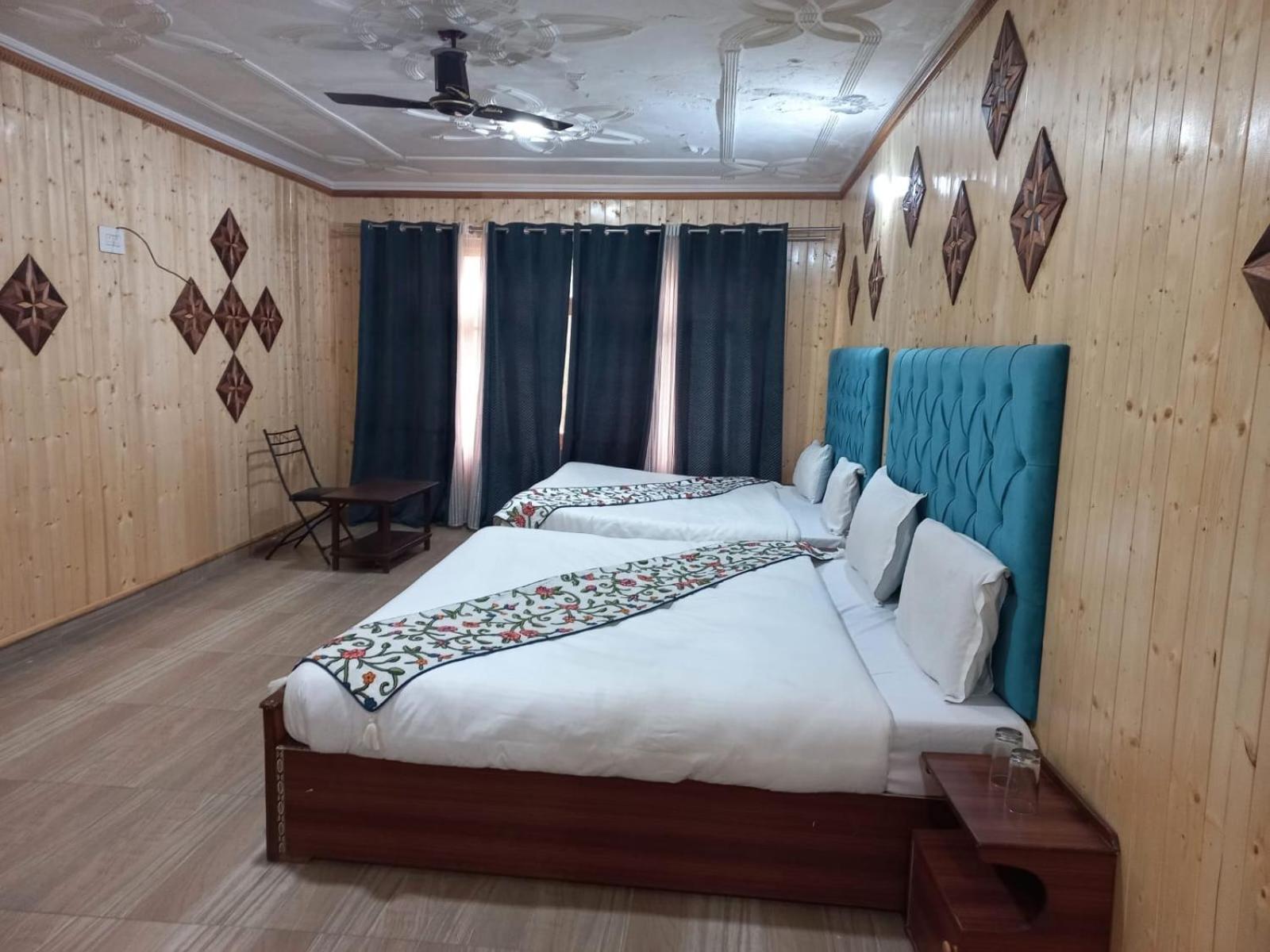 Srinagar Group Of Hotels Buitenkant foto