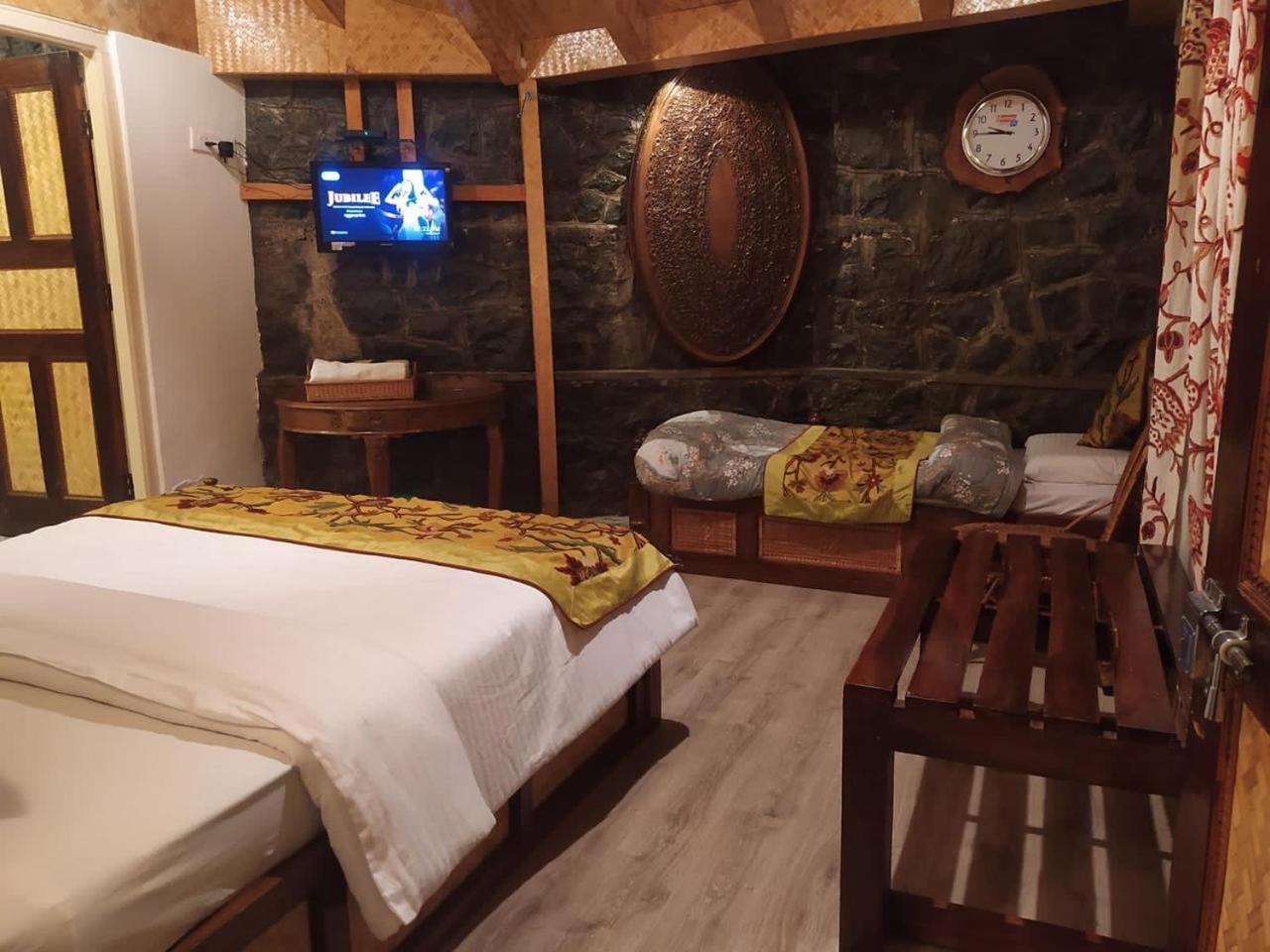 Srinagar Group Of Hotels Buitenkant foto