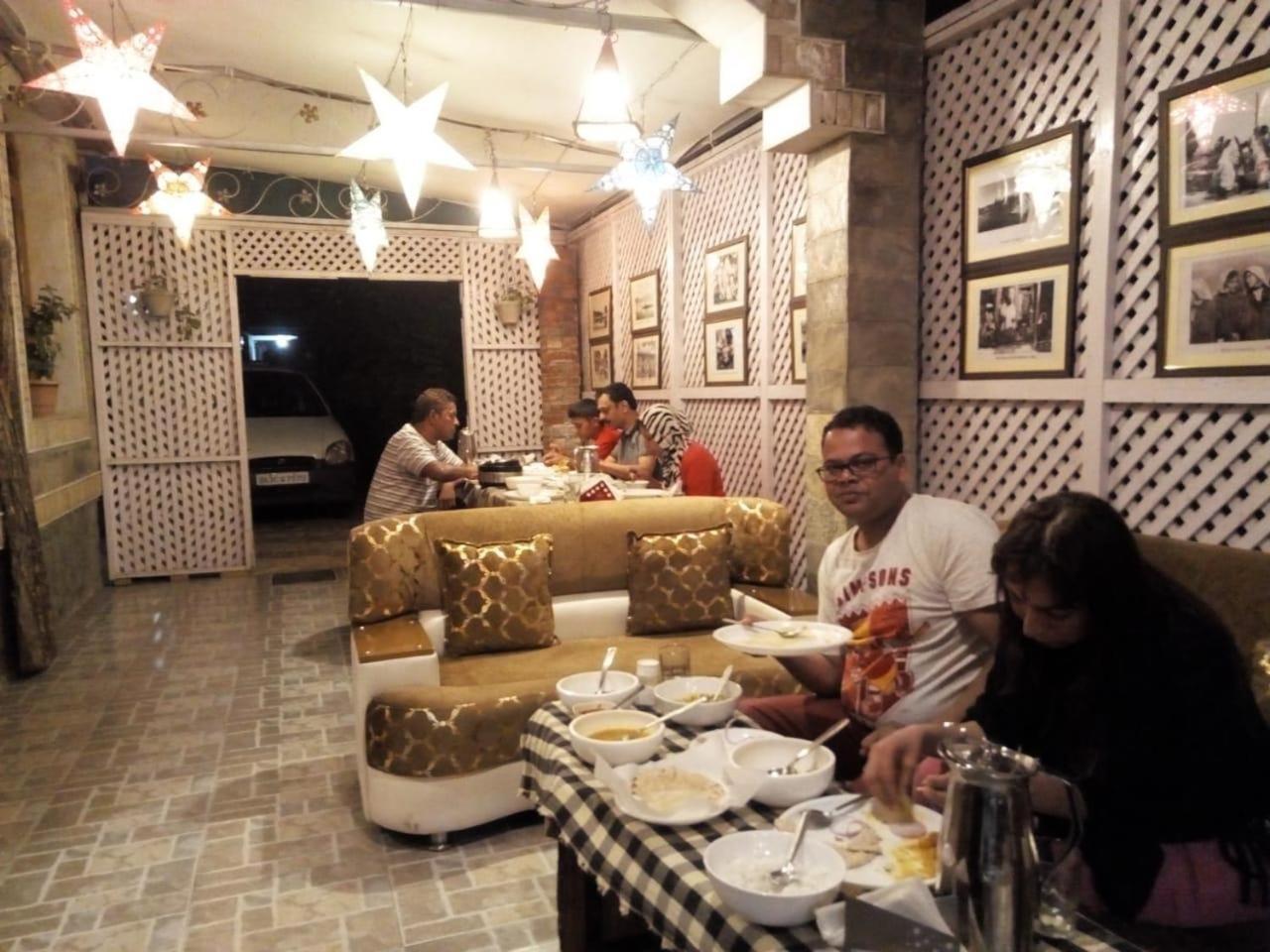Srinagar Group Of Hotels Buitenkant foto