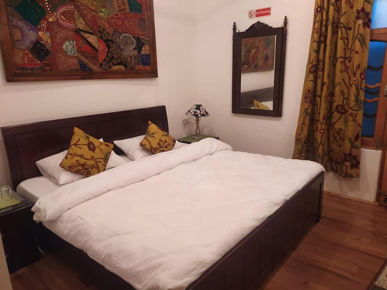 Srinagar Group Of Hotels Buitenkant foto