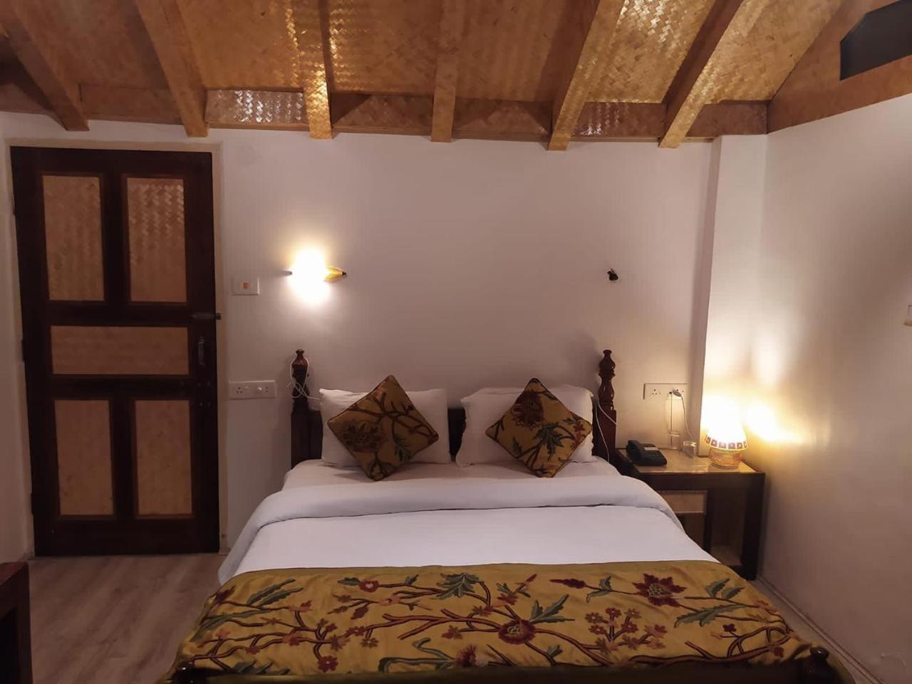Srinagar Group Of Hotels Buitenkant foto