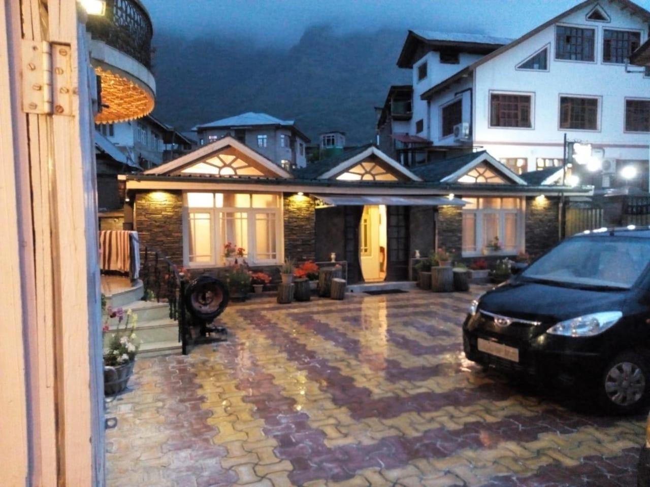 Srinagar Group Of Hotels Buitenkant foto