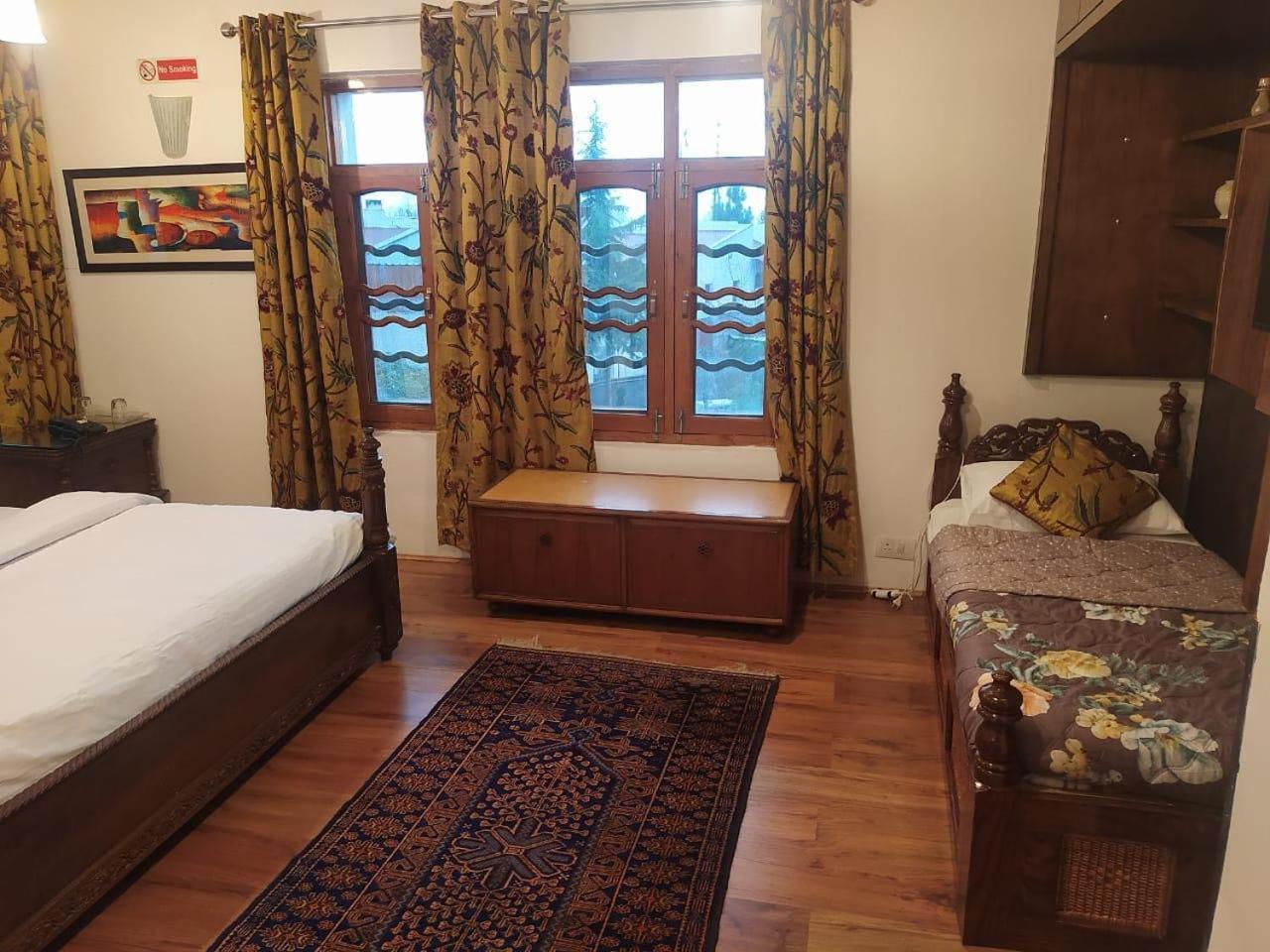 Srinagar Group Of Hotels Buitenkant foto