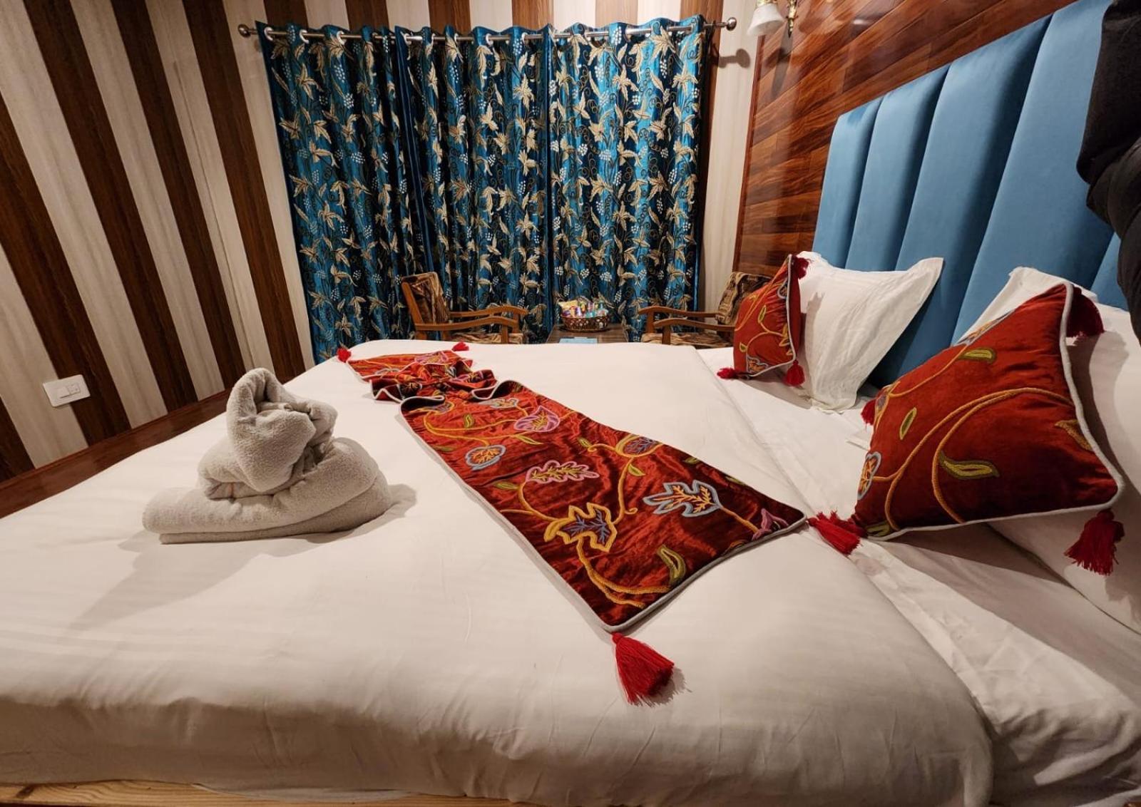 Srinagar Group Of Hotels Buitenkant foto