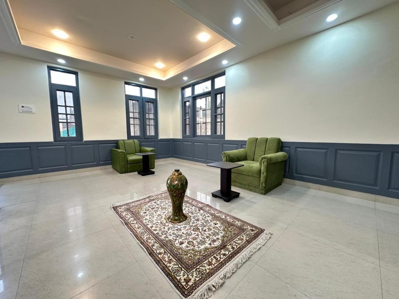 Srinagar Group Of Hotels Buitenkant foto