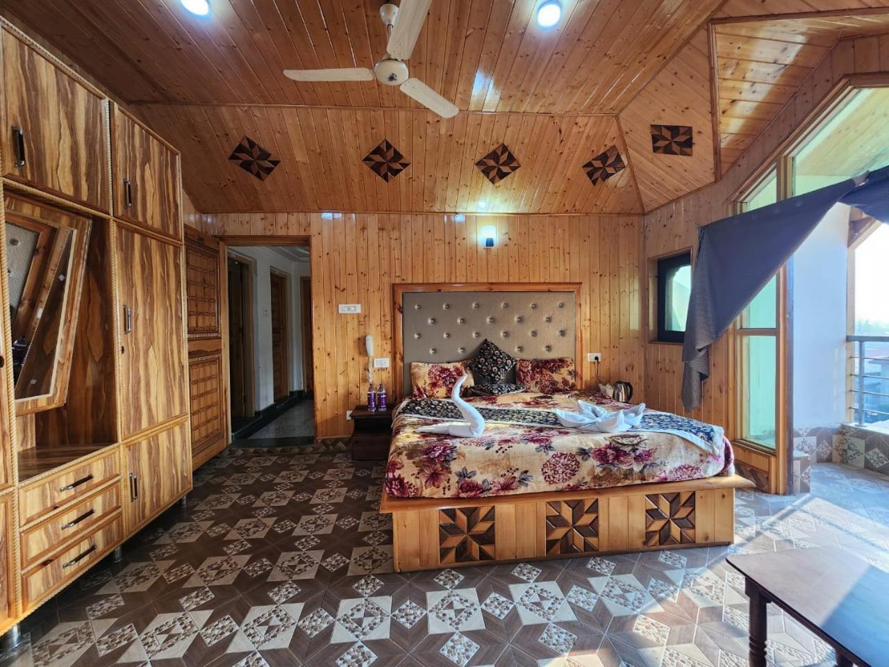 Srinagar Group Of Hotels Buitenkant foto