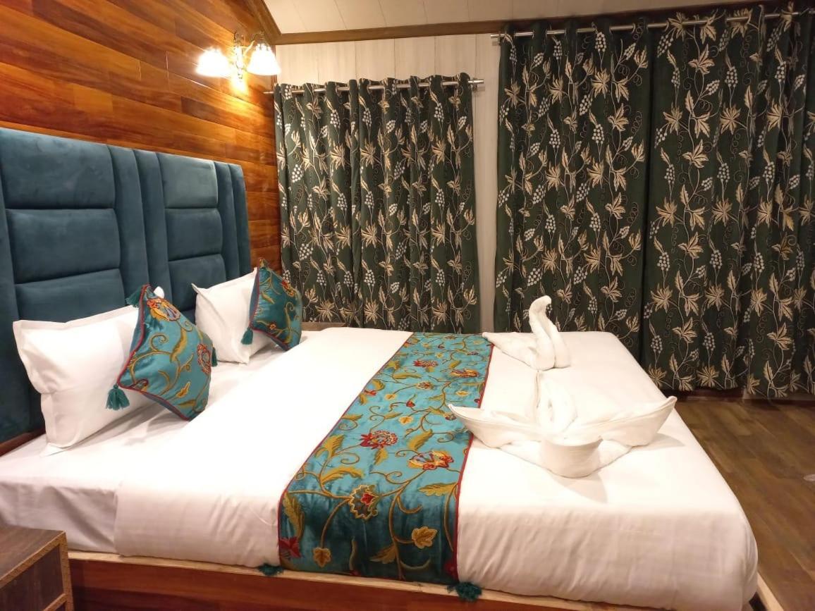 Srinagar Group Of Hotels Buitenkant foto