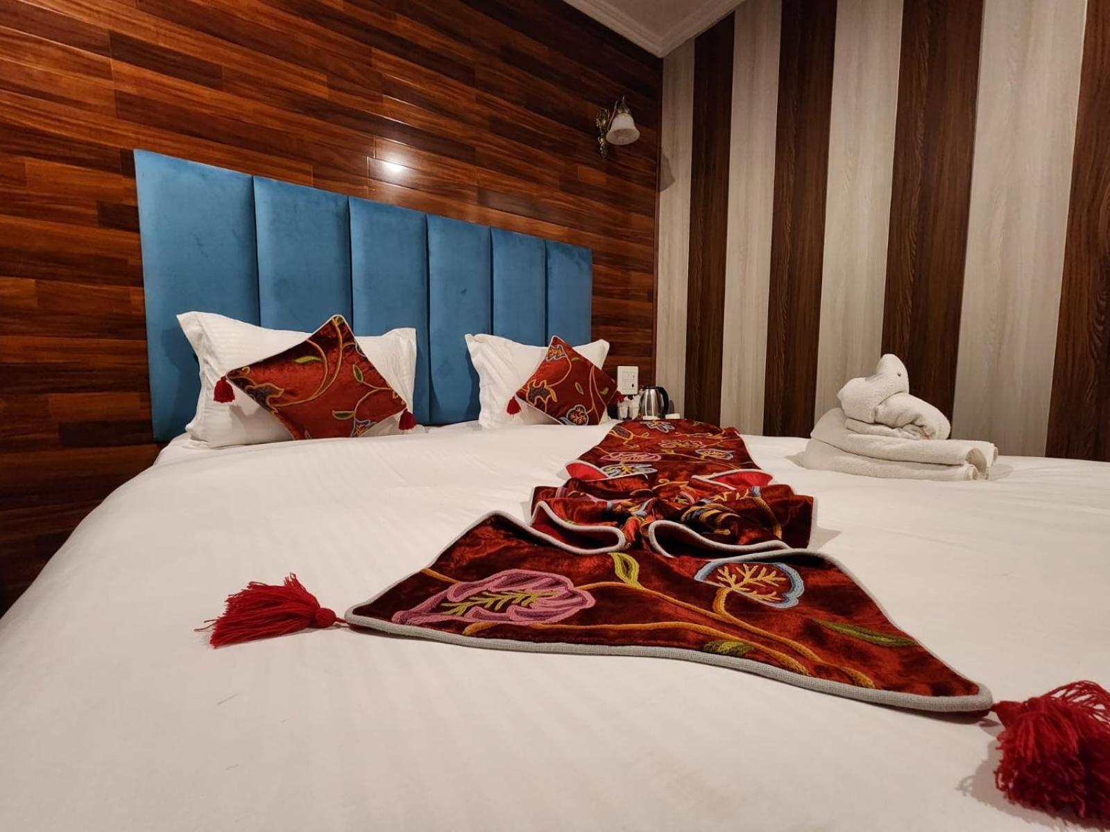 Srinagar Group Of Hotels Buitenkant foto