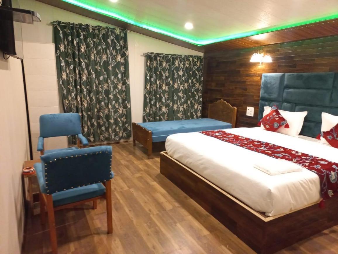 Srinagar Group Of Hotels Buitenkant foto