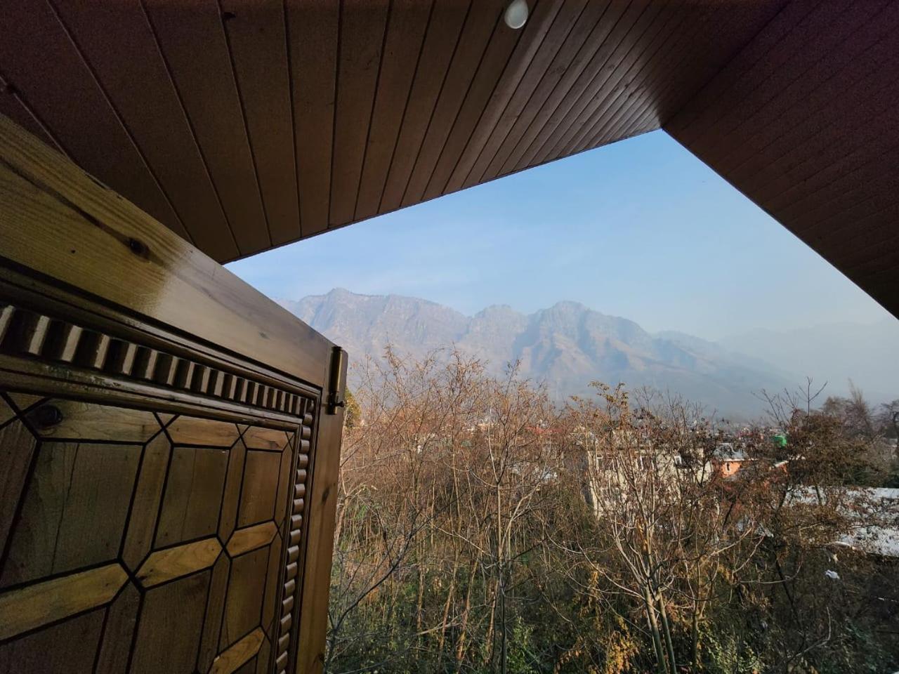 Srinagar Group Of Hotels Buitenkant foto