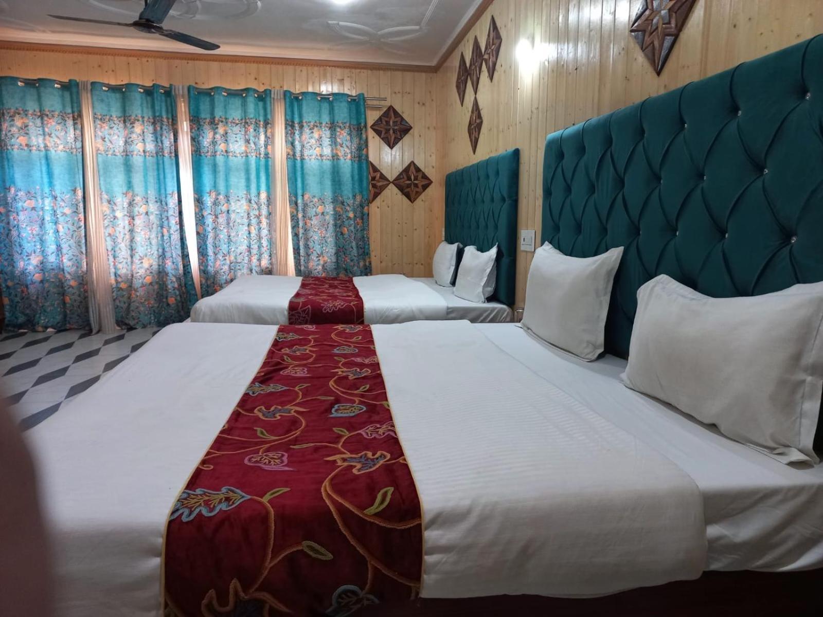 Srinagar Group Of Hotels Buitenkant foto