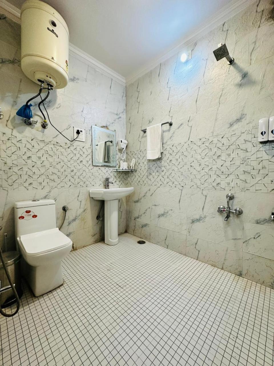 Srinagar Group Of Hotels Buitenkant foto