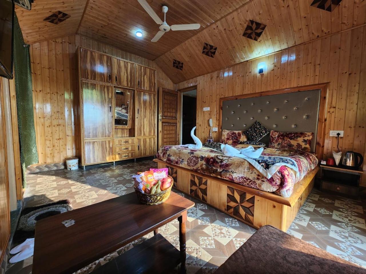Srinagar Group Of Hotels Buitenkant foto