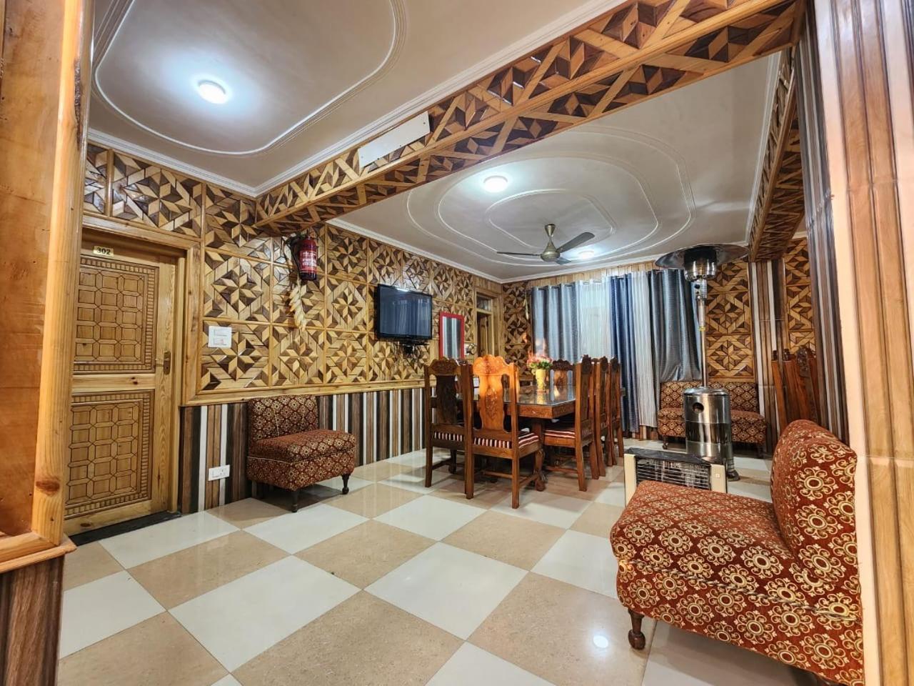 Srinagar Group Of Hotels Buitenkant foto