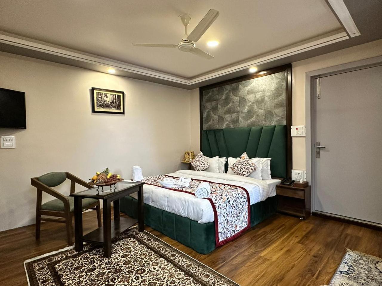 Srinagar Group Of Hotels Buitenkant foto