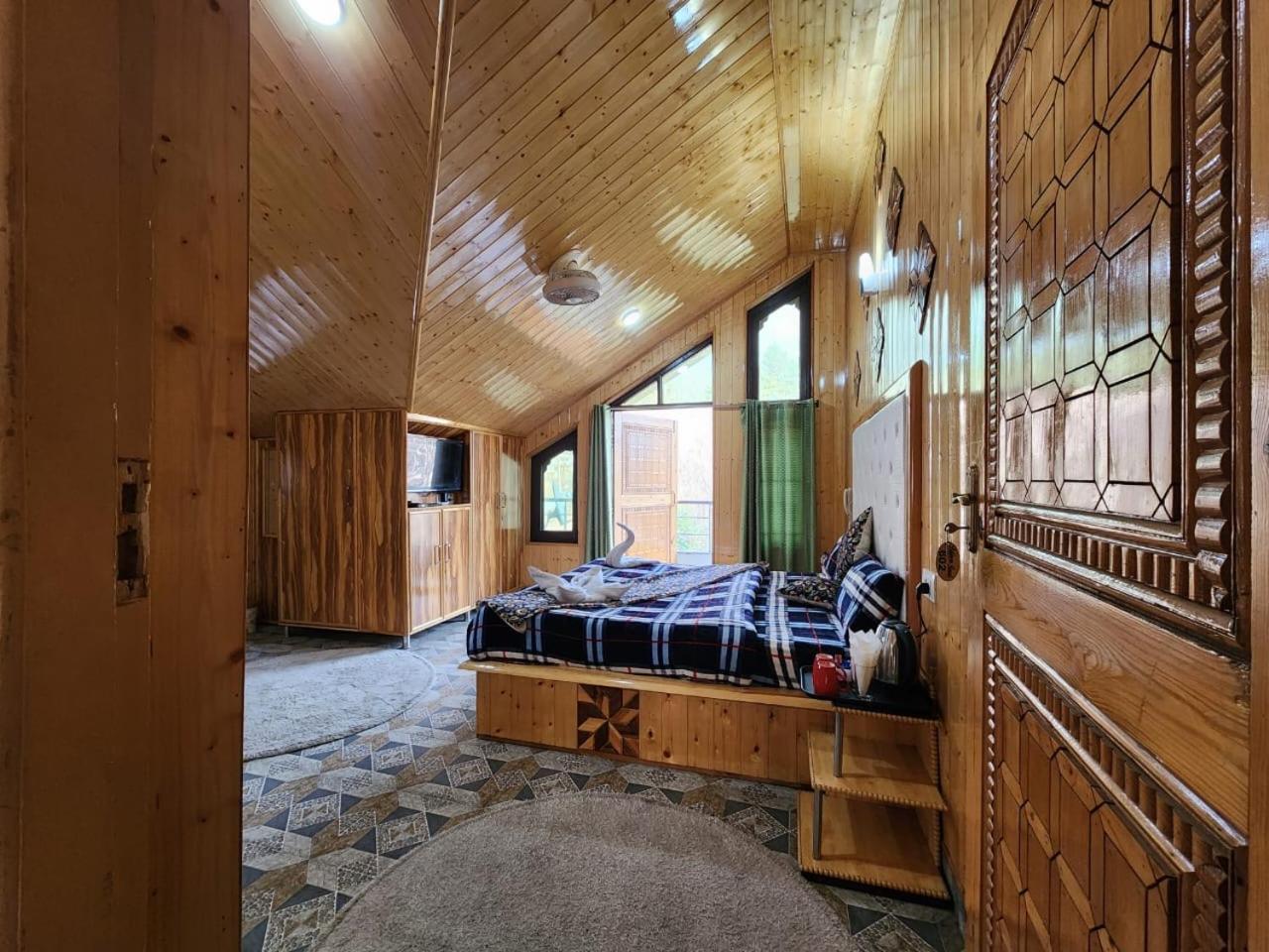 Srinagar Group Of Hotels Buitenkant foto