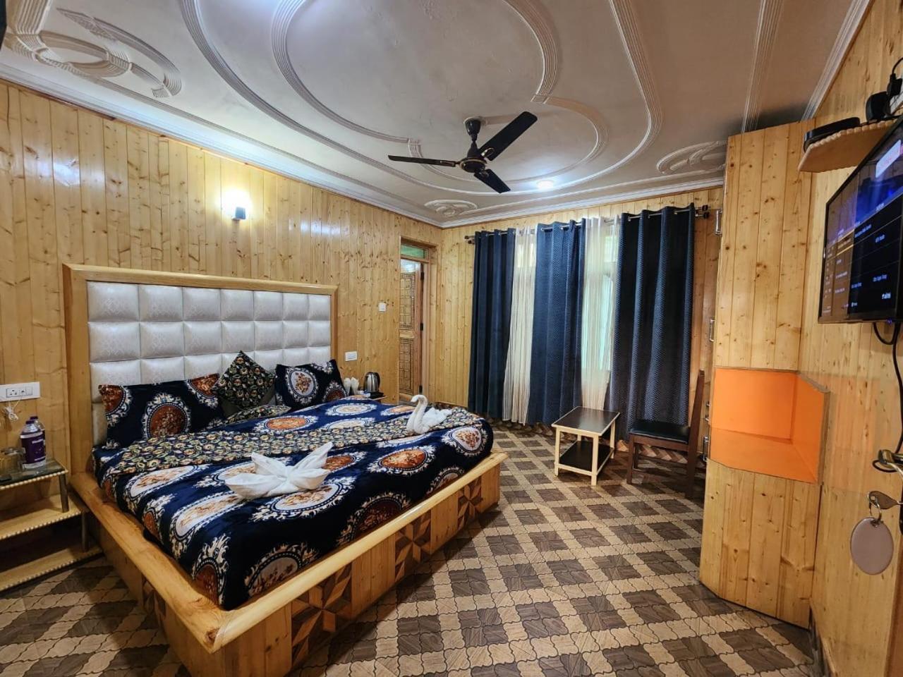 Srinagar Group Of Hotels Buitenkant foto