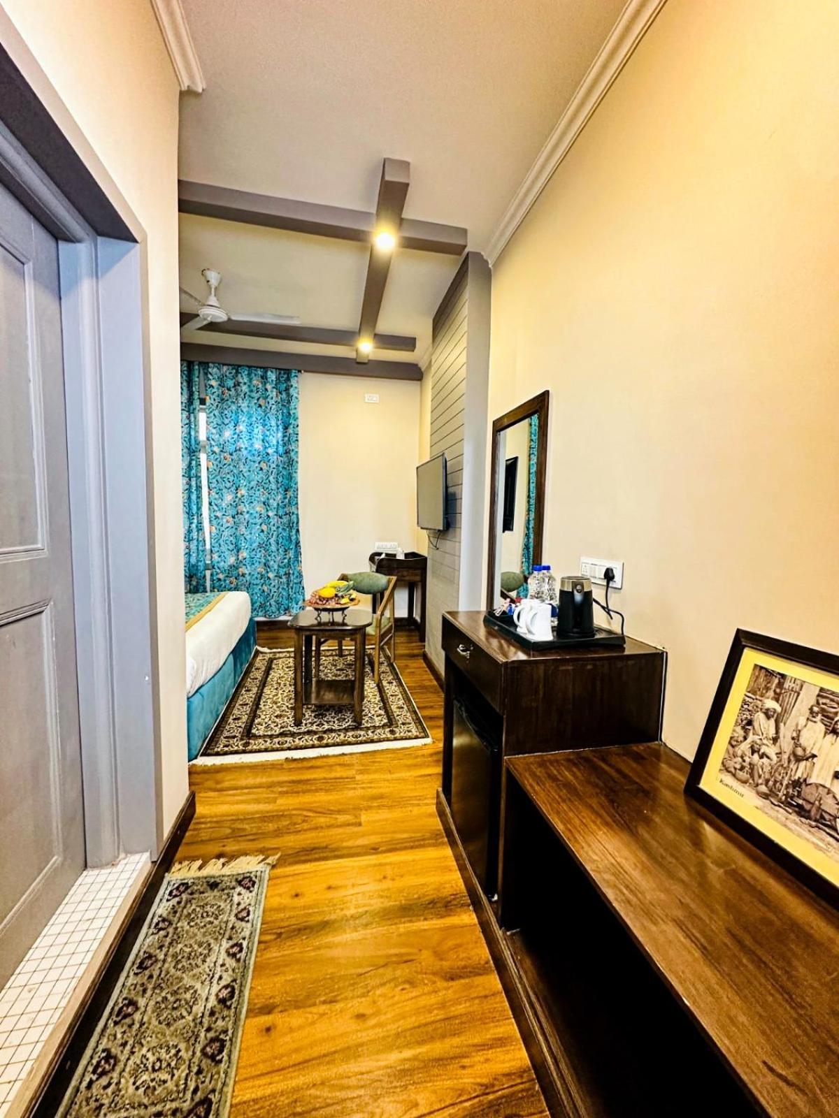 Srinagar Group Of Hotels Buitenkant foto
