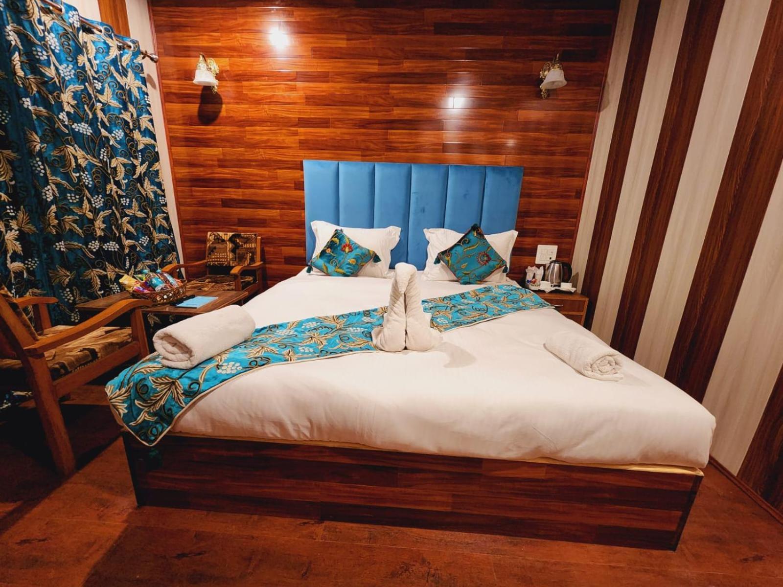 Srinagar Group Of Hotels Buitenkant foto