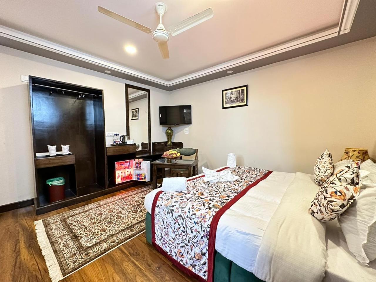 Srinagar Group Of Hotels Buitenkant foto